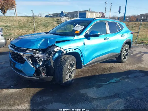 KL77LHEP6SC126596 2025 CHEVROLET TRAX - Image 2