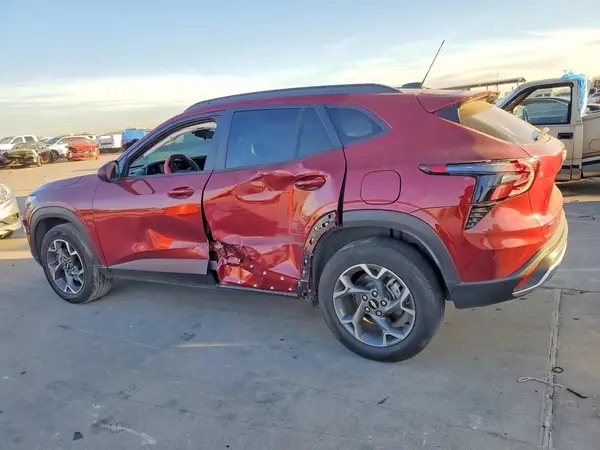 KL77LHEP6SC130986 2025 CHEVROLET TRAX - Image 2
