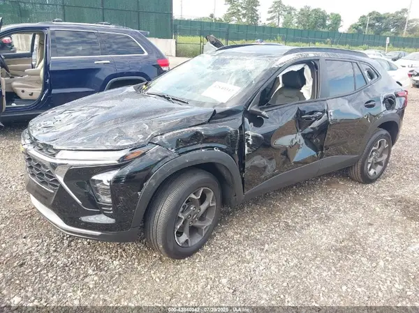 KL77LHEP6SC134987 2025 CHEVROLET TRAX - Image 2