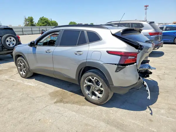KL77LHEP6SC141552 2025 CHEVROLET TRAX - Image 2