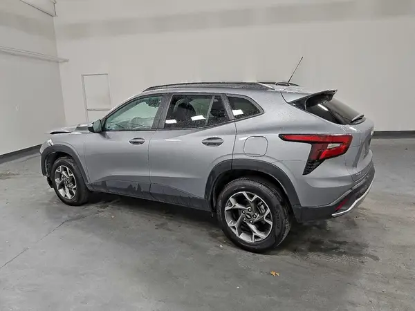 KL77LHEP6SC145696 2025 CHEVROLET TRAX - Image 2