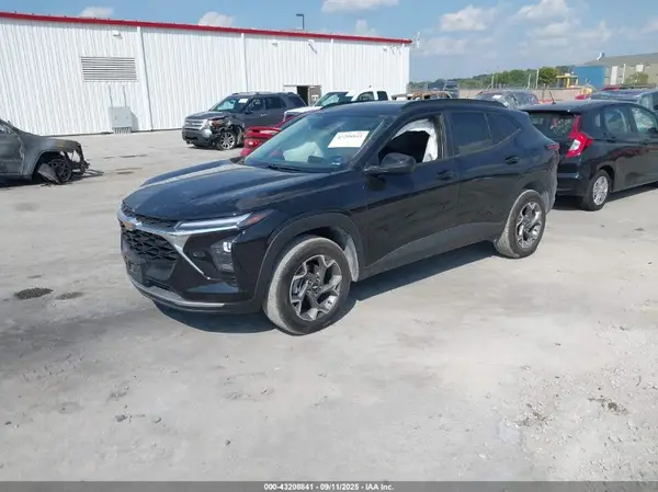 KL77LHEP6SC166872 2025 CHEVROLET TRAX - Image 2