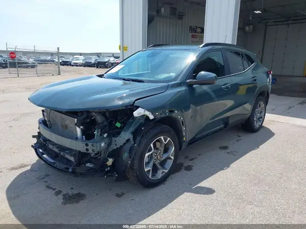 KL77LHEP6SC167777 2025 CHEVROLET TRAX - Image 2