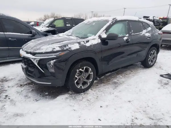 KL77LHEP6SC177757 2025 CHEVROLET TRAX - Image 2