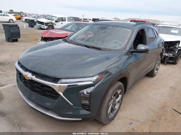 KL77LHEP6SC180979 2025 CHEVROLET TRAX - Image 2