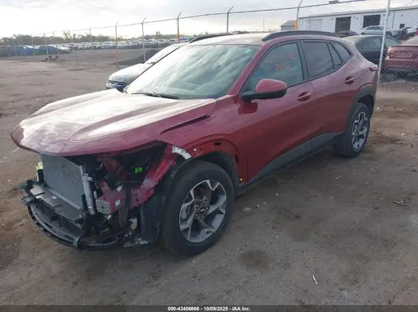 KL77LHEP6SC190248 2025 CHEVROLET TRAX - Image 2