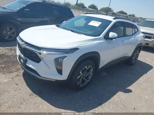 KL77LHEP6SC196650 2025 CHEVROLET TRAX - Image 2