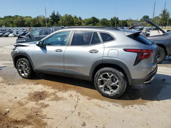KL77LHEP6SC207565 2025 CHEVROLET TRAX - Image 2
