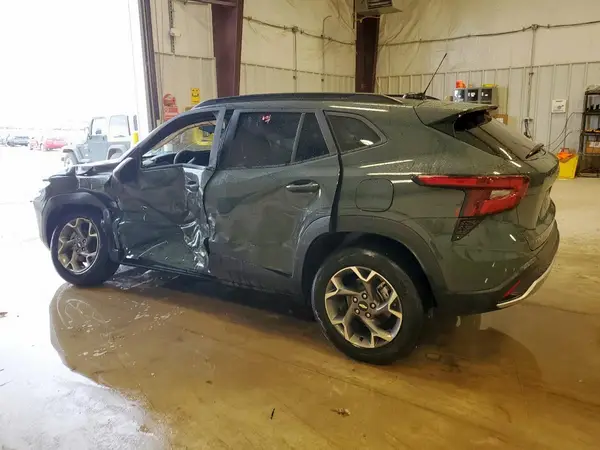 KL77LHEP6SC217657 2025 CHEVROLET TRAX - Image 2