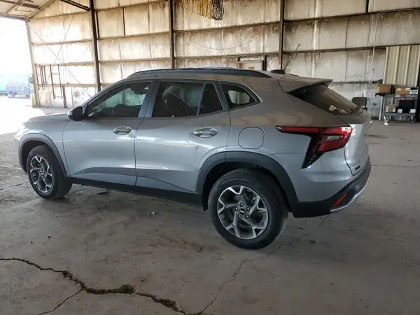 KL77LHEP6SC221563 2025 CHEVROLET TRAX - Image 2