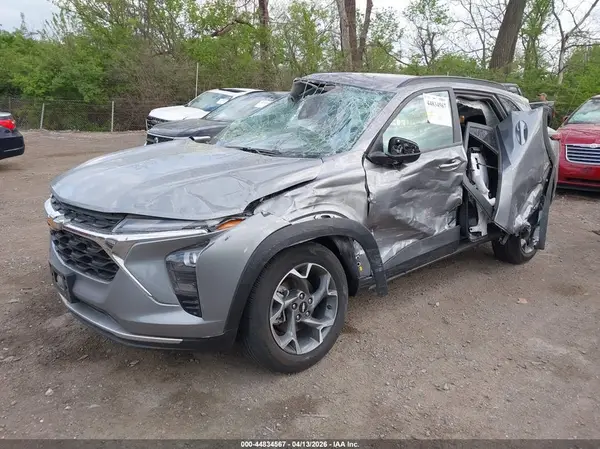 KL77LHEP6SC223880 2025 CHEVROLET TRAX - Image 2