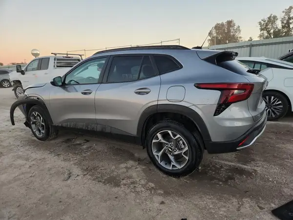 KL77LHEP6SC229985 2025 CHEVROLET TRAX - Image 2