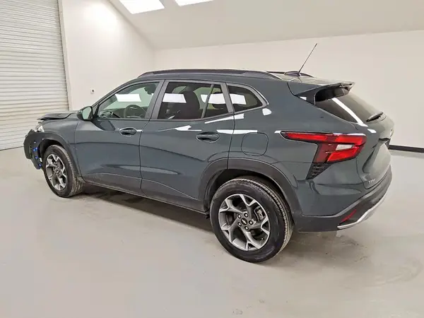 KL77LHEP6SC230568 2025 CHEVROLET TRAX - Image 2