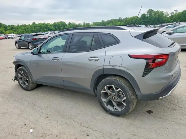 KL77LHEP6SC234717 2025 CHEVROLET TRAX - Image 2