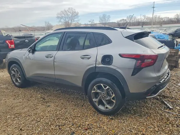 KL77LHEP6SC237293 2025 CHEVROLET TRAX - Image 2