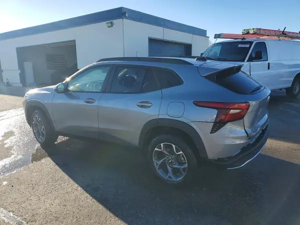 KL77LHEP6SC239397 2025 CHEVROLET TRAX - Image 2