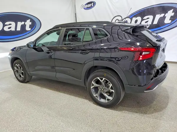 KL77LHEP6SC240405 2025 CHEVROLET TRAX - Image 2