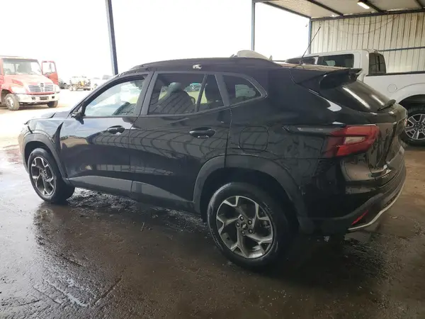 KL77LHEP6SC241781 2025 CHEVROLET TRAX - Image 2