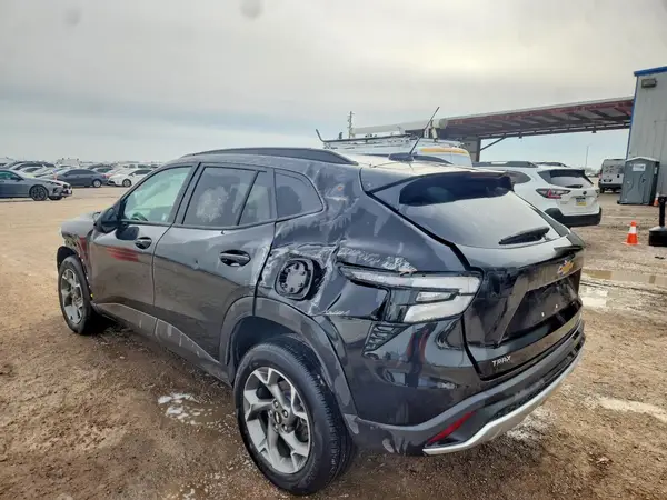 KL77LHEP6SC242090 2025 CHEVROLET TRAX - Image 2