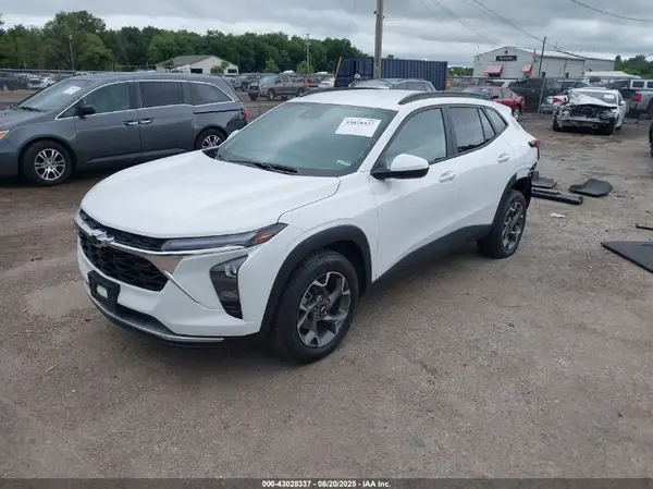 KL77LHEP6SC245460 2025 CHEVROLET TRAX - Image 2