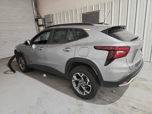 KL77LHEP6SC251792 2025 CHEVROLET TRAX - Image 2