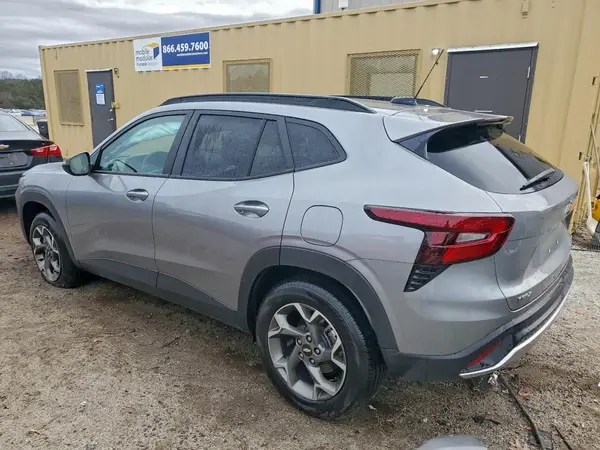 KL77LHEP6SC256491 2025 CHEVROLET TRAX - Image 2