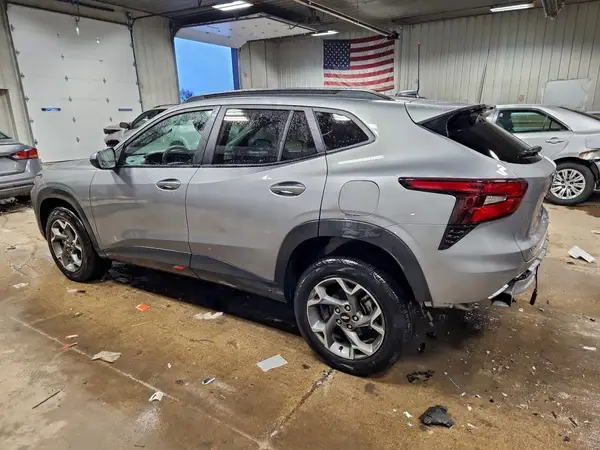 KL77LHEP6SC267796 2025 CHEVROLET TRAX - Image 2