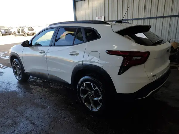 KL77LHEP6SC274490 2025 CHEVROLET TRAX - Image 2