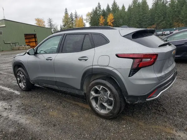 KL77LHEP6SC303440 2025 CHEVROLET TRAX - Image 2