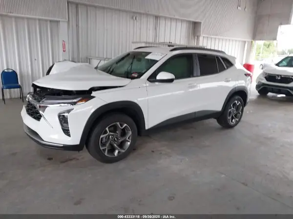KL77LHEP6SC308704 2025 CHEVROLET TRAX - Image 2