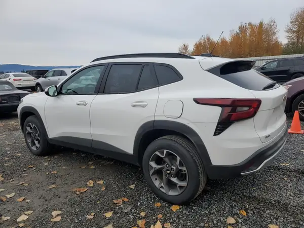KL77LHEP6SC318973 2025 CHEVROLET TRAX - Image 2