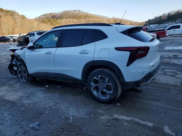 KL77LHEP6SC325406 2025 CHEVROLET TRAX - Image 2
