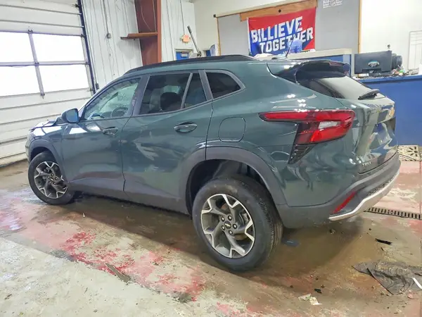 KL77LHEP6SC344506 2025 CHEVROLET TRAX - Image 2