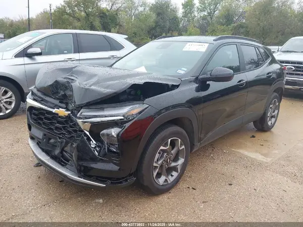 KL77LHEP6TC021316 2026 CHEVROLET TRAX - Image 2