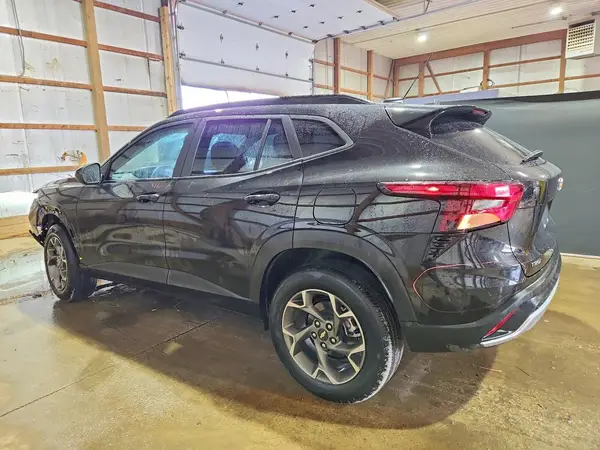 KL77LHEP6TC067437 2026 CHEVROLET TRAX - Image 2