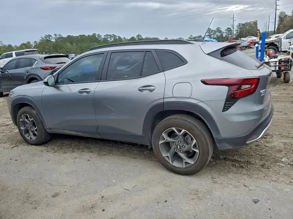 KL77LHEP7SC026216 2025 CHEVROLET TRAX - Image 2