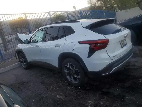 KL77LHEP7SC026443 2025 CHEVROLET TRAX - Image 2
