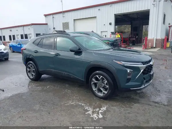 KL77LHEP7SC033957 2025 CHEVROLET TRAX - Image 1