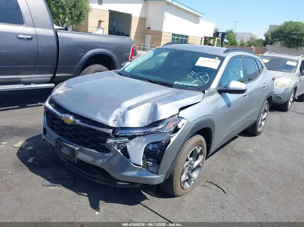 KL77LHEP7SC037538 2025 CHEVROLET TRAX - Image 2
