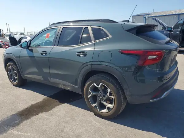 KL77LHEP7SC040374 2025 CHEVROLET TRAX - Image 2