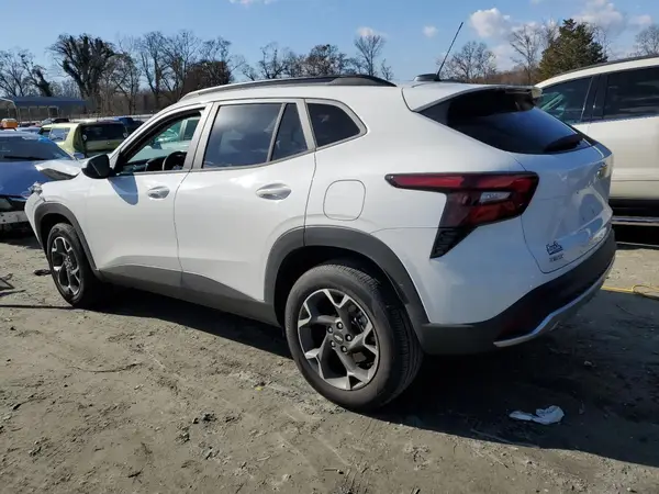 KL77LHEP7SC048815 2025 CHEVROLET TRAX - Image 2