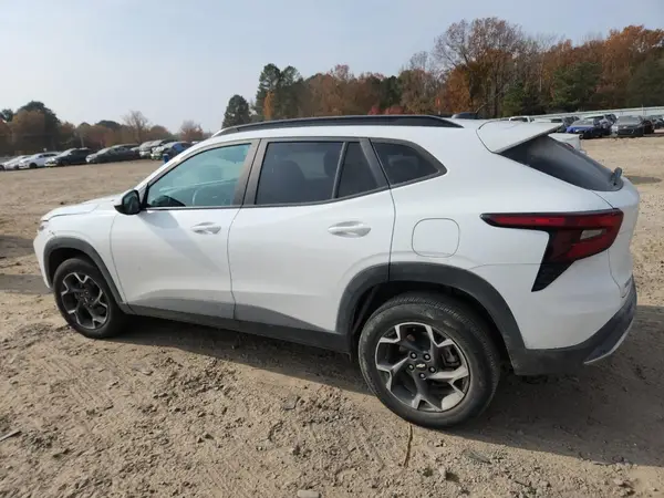 KL77LHEP7SC065159 2025 CHEVROLET TRAX - Image 2