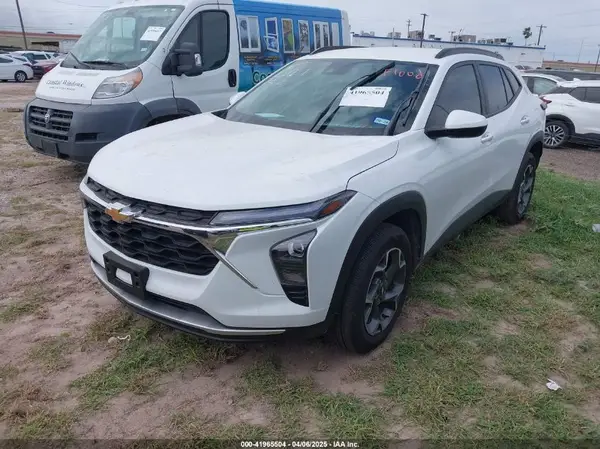 KL77LHEP7SC071110 2025 CHEVROLET TRAX - Image 2