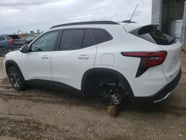 KL77LHEP7SC099277 2025 CHEVROLET TRAX - Image 2