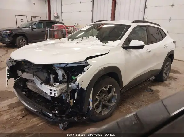 KL77LHEP7SC110293 2025 CHEVROLET TRAX - Image 2