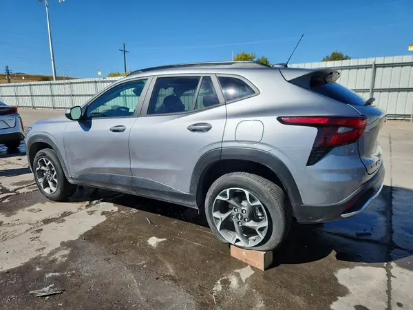 KL77LHEP7SC120547 2025 CHEVROLET TRAX - Image 2