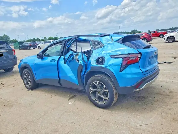 KL77LHEP7SC121147 2025 CHEVROLET TRAX - Image 2