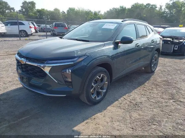KL77LHEP7SC121729 2025 CHEVROLET TRAX - Image 2