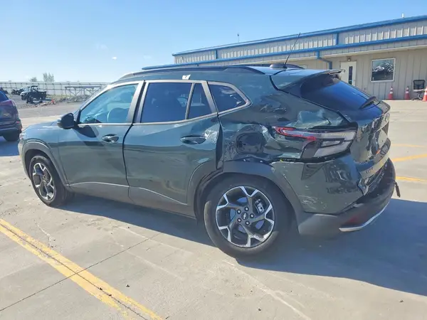 KL77LHEP7SC121763 2025 CHEVROLET TRAX - Image 2