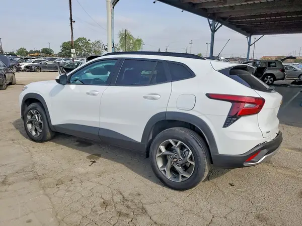 KL77LHEP7SC141494 2025 CHEVROLET TRAX - Image 2